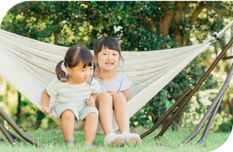 子供がハンモックに座っている